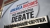 Se exhiben carteles afuera del CBS Broadcast Center antes del debate entre vicepresidentes de EEUU el 30 de septiembre de 2024 en la ciudad de Nueva York.