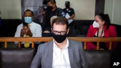 El hijo del expresidente panameño Ricardo Marinelli, Luis Enrique Martinelli Linares, espera por una audiencia en una corte de la Ciudad de Guatemala, el 7 de julio de 2020, después de haber sido detenido por cargos de conspiración para lavar dinero.