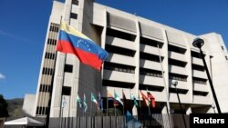La Corte Suprema de Venezuela prohibió que la oposición presente un candidato único en la elección presidencial convocada para abril.