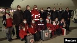 中国专家医疗队抵达罗马菲乌米奇诺机场帮助意大利抗疫。（2020年3月12日）