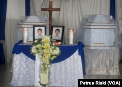 Peti Jenazah Evan dan Nathan disemayamkan di Rumah Persemayaman Jenazah "Adi Jasa", Surabaya (foto VOA-Petrus Riski).