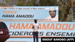 Affiche de campagne d'Hama Amadou, le 27 février 2016 à Niamey, au Niger. (Photo: AFP/Issouf Sanogo)