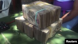 El sueldo mínimo mensual en Venezuela se ubica desde el primer día del año en 248.510 bolívares, según ordenó el mandatario que durante 2017 decretó cinco ajustes salariales.