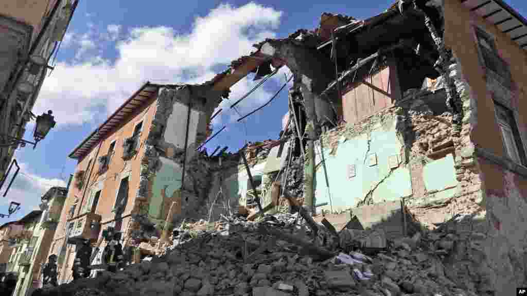 Les pompiers ont cherché dans les ruines toute la nuit à Amatrice,&nbsp;Italie, le 24 août 2016.