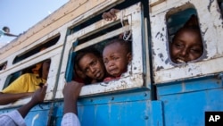 Para pengungsi Tigray yang melarikan diri dari konflik di Etiopia menaiki bus menuju tempat pengungsian sementara dekat perbatasan Sudan-Etiopia di Hamdayet, sebelah timur Sudan, 1 Desember 2020. 