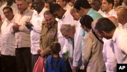 فیدل کاسترو در میان جمعیتی که به مناسبت تولد او در سالن کارل مارکس هاوانا گرد آمده بودند. 