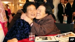 지난해 10월 금강산호텔에서 열린 남북 이산가족 2차상봉에서 남측 상봉단의 조순전(오른쪽) 씨가 북측의 여동생 조귀녀 씨를 부둥켜 안고있다. (자료사진)
