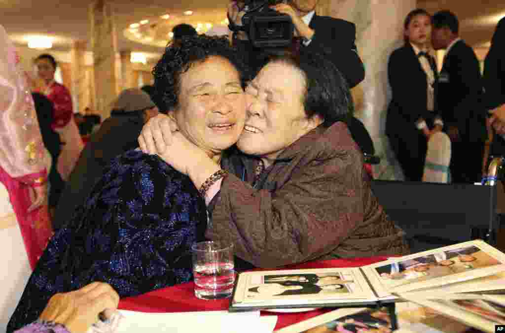 Bà Jo Soon-jeon, 83 tuổi (phải), ôm em gái út ở Bắc Triều Tiên Jo Kwi Nyo trong cuộc đoàn tụ gia đình ngày 24/10/2015. Chiến tranh Triều Tiên từ 1950-1953 giữa cộng sản miền Bắc và miền Nam dân chủ hiện nay đã làm hàng triệu người phải rời bỏ nhà cửa và nhiều gia đình ly tán khi nước này bị chia đôi.