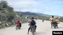 Machan ki sot ache machandiz sou Fowntyè Ayiti ak Sen Domeng.