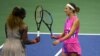 La Biélorusse Victoria Azarenka (D) et l'Américaine Serena Williams (G) après leur match de demi-finales en simple féminin du tournoi de tennis américain 2020 à l'USTA Billie Jean King National Tennis Center, le sept 2020; New York/Danielle Parhizkaran-USA TODAY Sports