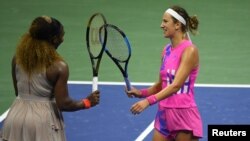 La Biélorusse Victoria Azarenka (D) et l'Américaine Serena Williams (G) après leur match de demi-finales en simple féminin du tournoi de tennis américain 2020 à l'USTA Billie Jean King National Tennis Center, le sept 2020; New York/Danielle Parhizkaran-USA TODAY Sports