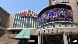 Kompleks bioskop AMC Burbank 16 di Burbank, California, yang saat ini ditutup di tengah pandemi Covid-19, 29 April 2020. (Foto: dok).
