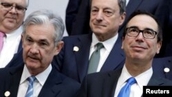 El secretario del Tesoro de EE.UU., Steve Mnuchin, (derecha) y el presidente de la Reserva Federal, Jerome Powell, testifican ante el Senado de EE.UU. [Foto de archivo]