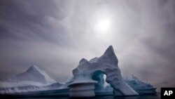 Gunung es tampak dari Pulau Ammassalik, di Greenland Timur, 19 Juli 2007. (Foto: AP)