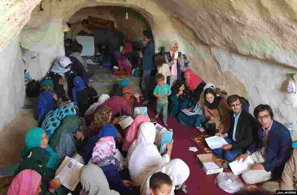 صنف سوادآموزی در یکی از مغاره های بامیان 