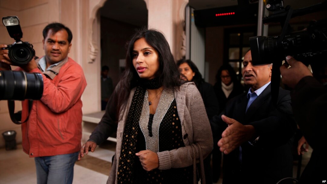 Devyani Khobragade, yang menjabat sebagai wakil konsul jenderal India di New York, meninggalkan rumah dinas di New Delhi, Januari 2014. (AP/Saurabh Das)