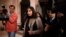 曾任印度驻纽约副总领事的柯布拉加德离开印度马哈拉斯特拉邦的邦政府楼。（2014年1月11日）