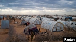 FILE - Kambi ya wakimbizi ya Dadaab nchini Kenya, Karibu na mpaka wa Somalia, Aug. 29, 2011.