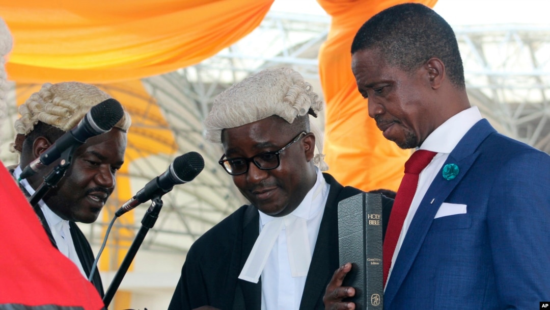 Ông Edgar Lungu (phải) trong lễ tuyên thệ nhậm chức Tổng thống Zambia tại Lusaka, ngày 25/1/2015. 