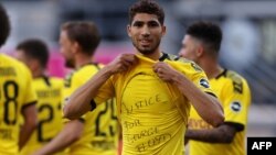 Achraf Hakimi rend hommage à George Floyd après son but en Bundesliga, Allemagne, le 31 mai 2020.