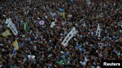 Supporters of Turkey's main pro-Kurdish Peoples' Democratic Party (HDP) attend a rally in Diyarbakir, June 20, 2018. 