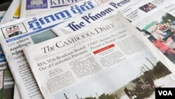 កាសែត The Cambodia Daily សរសេរអត្ថបទ «កម្មវិធីផ្សាយរបស់វិទ្យុ RFA និង VOA ត្រូវបានបញ្ឈប់នៅតាមបណ្តាខេត្តទូទាំងប្រទេស» រាជធានីភ្នំពេញ ថ្ងៃទី២៩ ខែសីហា ឆ្នាំ២០១៧។ (ហ៊ាន សុជាតា/VOA)