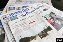 រូបភាព​ឯកសារ៖ កាសែត The Cambodia Daily សរសេរអត្ថបទ «កម្មវិធីផ្សាយរបស់វិទ្យុ RFA និង VOA ត្រូវបានបញ្ឈប់នៅតាមបណ្តាខេត្តទូទាំងប្រទេស» រាជធានីភ្នំពេញ ថ្ងៃទី២៩ ខែសីហា ឆ្នាំ២០១៧។ (ហ៊ាន សុជាតា/VOA)