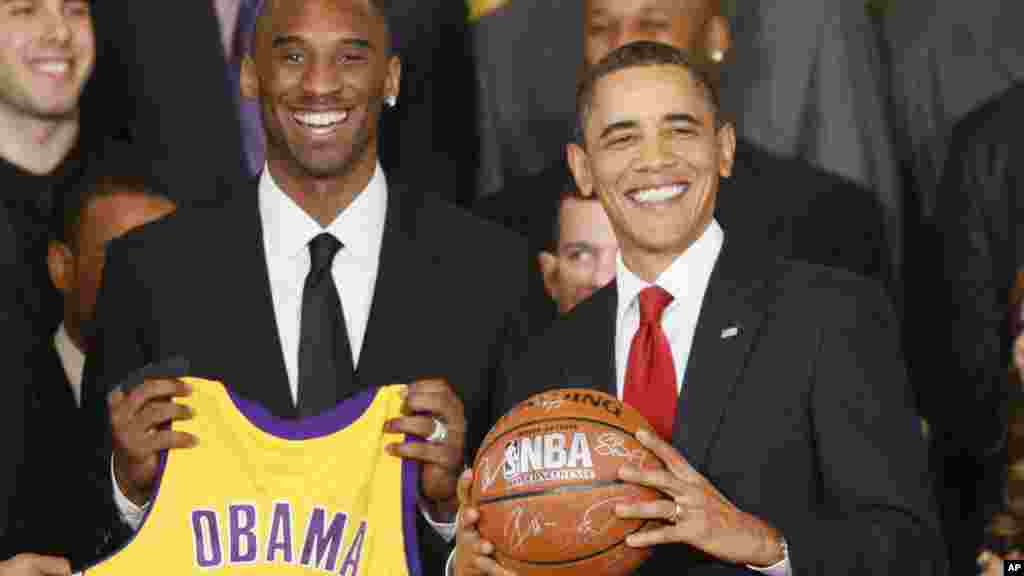 Le président américain Barack Obama et le joueur&nbsp;des Los Angeles Lakers Kobe Bryant, dans la Maison Blanche au cours d&#39;une cérémonie en l&#39;honneur des champions de la NBA pour la saison 2009 - 2010, Washington, le 25 janvier 2010.