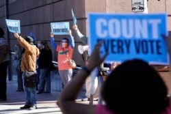 지난 2일 텍사스주 휴스턴의 연방법원 앞에서 시민들이 공화당 보수 활동가들이 제출한 해리스 카운티의 드라이브 스루 투표소의 합법성 문제를 지적한 소송에 항의하는 시위를 벌였다.