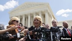 La gobernadora de Arizona Jan Brewer habla frente a la Corte Suprema de Estados Unidos, en Washington.