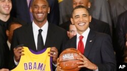 Le président Barack Obama avec les joueurs des Los Angeles Lakers dont Kobe Bryant , dans la salle Est de la Maison Blanche à Washington , lundi 25 janvier 2010. C'était une cérémonie en l'honneur des champions NBA de basket-ball de 2009, Los Angeles Lakers . 