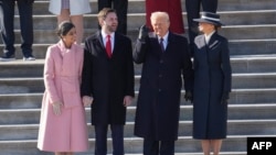 Presiden AS Donald Trump dan ibu negara Melania Trump (kanan) beserta Wapres JD Vance dan Usha Vance (kiri) berpose di Gedung Kongres Amerika Serikat di Washington, DC pasca pelantikan hari Senin, 20 Januari 2025.