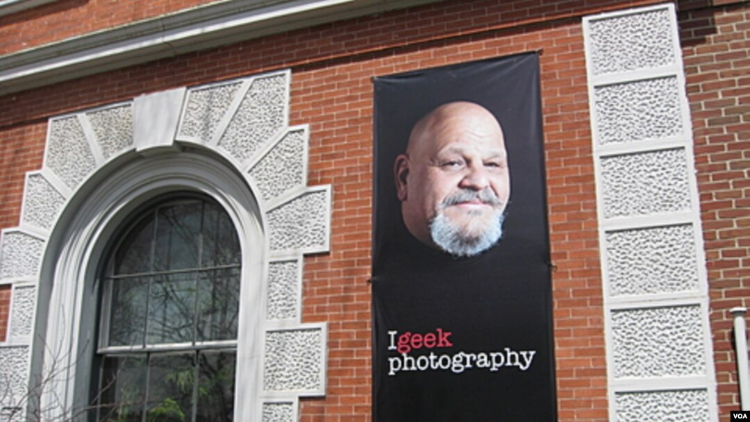 Perpustakaan umum di Rutland, Vermont memajang poster penjual hotdog terkenal Lenny Mantouri sebagai bagian dari kampanye "Geek the Library".