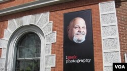 Perpustakaan umum di Rutland, Vermont memajang poster penjual hotdog terkenal Lenny Mantouri sebagai bagian dari kampanye "Geek the Library".