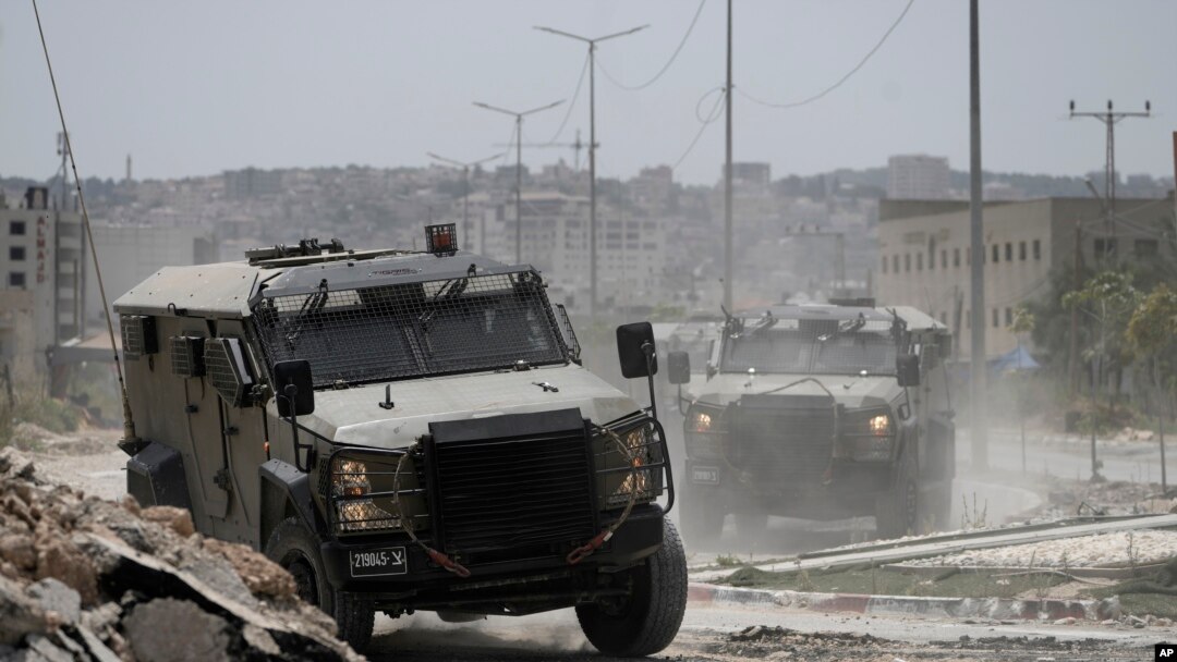 Vehículos militares israelíes maniobran durante una operación en la ciudad cisjordana de Yenín, el viernes 5 de julio de 2024.