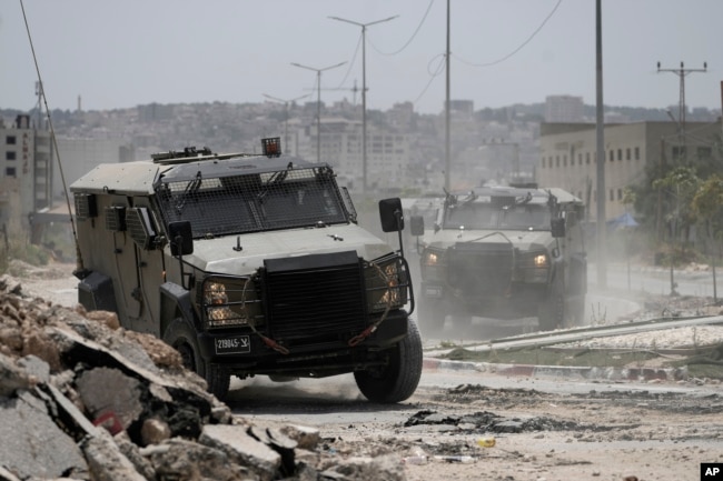Manuver kendaraan militer Israel saat operasi di Kota Jenin, Tepi Barat, Jumat, 5 Juli 2024. (Foto: AP)