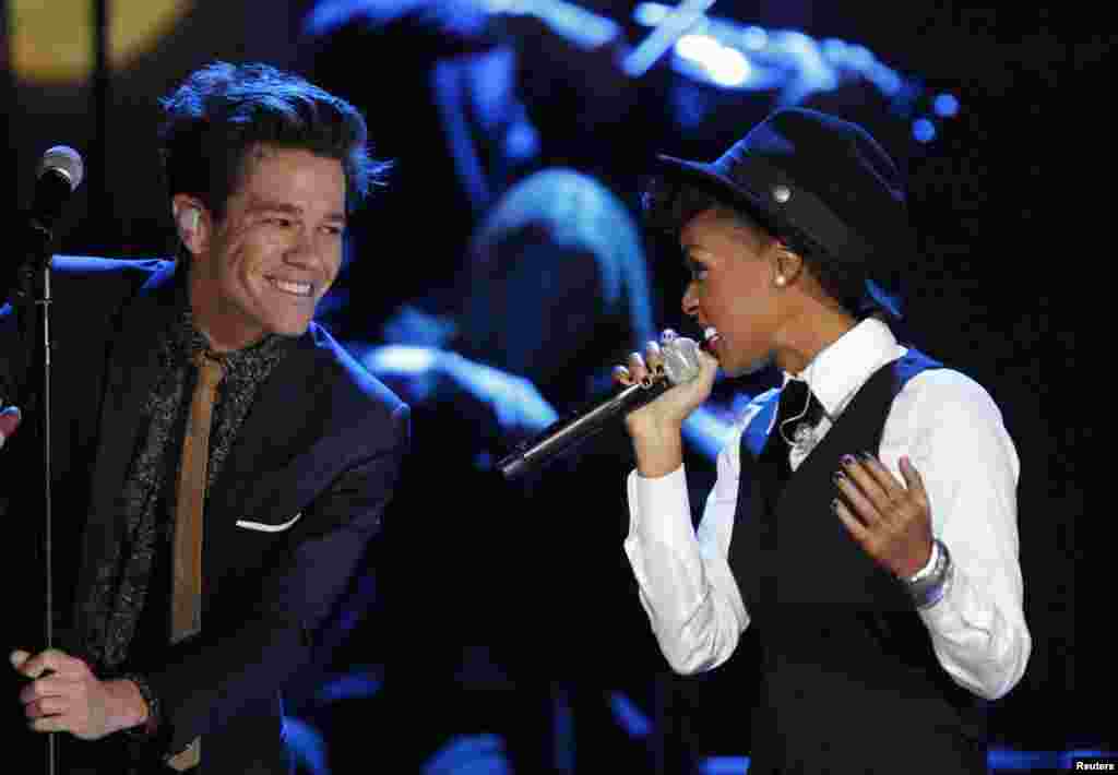 Nate Ruess (kiri) dari grup band &#39;Fun&#39; tampil bersama Janelle Monae pada saat acara Nominasi Grammy Awards di Nashville, Tennessee, 5 Desember lalu. 