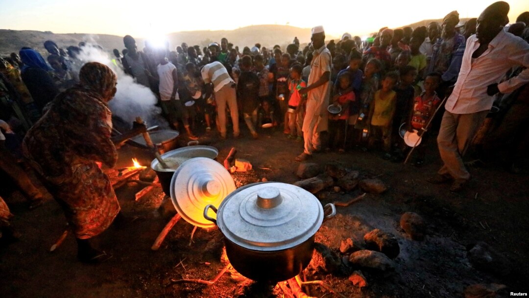 Para pengungsi Etiopia yang menyelamatkan diri dari konflik di wilayah Tigray menunggu makanan di Kamp Um Rakoba, di perbatasan Sudan-Etiopia, 23 November 2020. (Foto: Reuters)