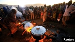 Para pengungsi Etiopia yang menyelamatkan diri dari konflik di wilayah Tigray menunggu makanan di Kamp Um Rakoba, di perbatasan Sudan-Etiopia, 23 November 2020. (Foto: Reuters)