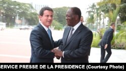  Photographie prise lors de l'entretien du président ivoirien Alassane Ouattara, avec le Premier ministre français, Manuel Valls, le 31 octobre 2016, au Palais de la Présidence de la République, à Abidjan, en Côte d'Ivoire.