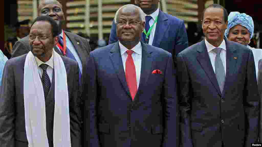 Mali&#39;s Interim President Dioncounda Traore (L), Sierra Leone&#39;s President Ernest Bai Koroma (C) and Burkina Faso&#39;s President Blaise Compaore at the 43rd ECOWAS meeting in Abuja.