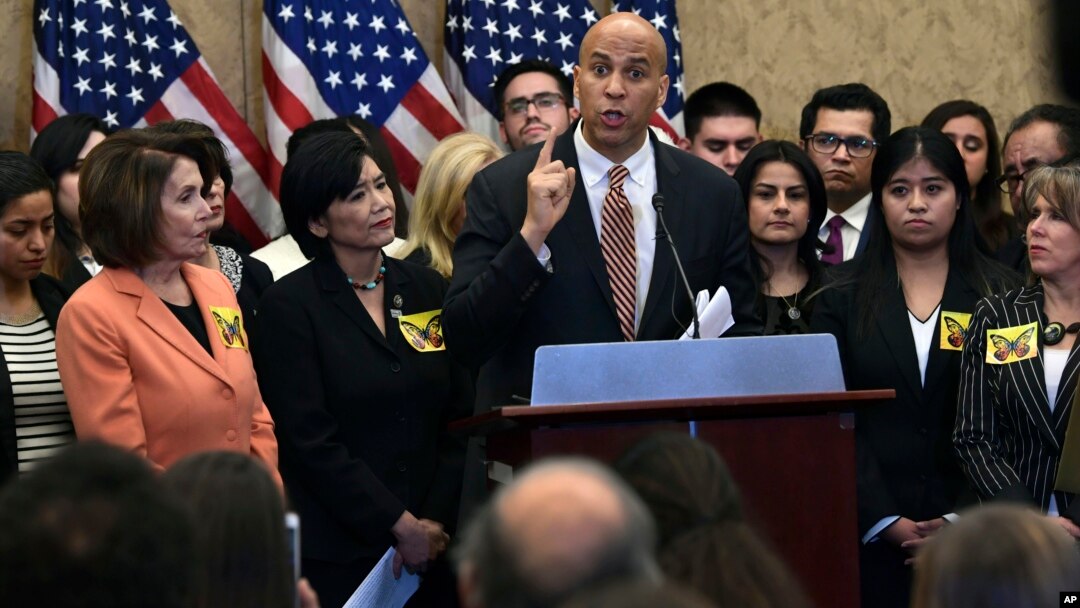 El senador Cory Booker, demócrata por New Jersey, habla en el capitolio sobre el DACA, junto a dreamers y otros demócratas.