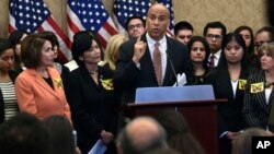 El senador Cory Booker, demócrata por New Jersey, habla en el capitolio sobre el DACA, junto a dreamers y otros demócratas.