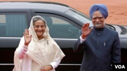 PM Bangladesh Sheikh Hasina bersama tamunya, PM India Manmohan Singh melambai kepada para wartawan di ibukota Dhaka (6/9).