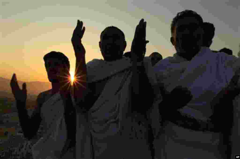 Xujayda oo ku Alle baryaya banka Carafo.