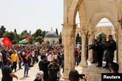 Pasuka Israel berada dalam posisi siap siaga ketika warga Palestina melakukan protes di kompleks yMasjid Al-Aqsa, yang dikenal oleh umat Islam sebagai Tempat Suci dan bagi Yahudi sebagai Bukit Bait Suci, di Kota Tua Yerusalem, 21 Mei 2021. (Foto: REUTERS/Ammar Awad)