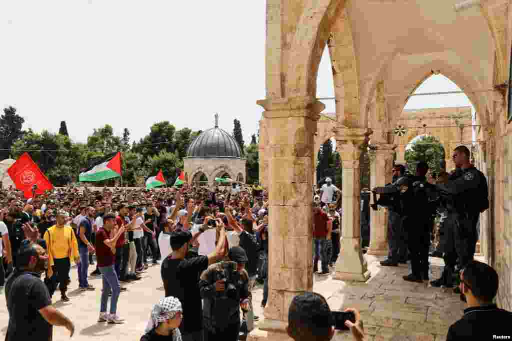 Pasukan&nbsp;keamanan Israel berdiri dalam posisi siaga ketika warga Palestina melakukan aksi protes di kompleks Masjid Al-Aqsa, dekat &quot;Temple Mount&quot; tempat suci warga Yahudi, di Kota Tua Yerusalem hari Jumat, 21 Mei 2021. (Foto: Reuters)