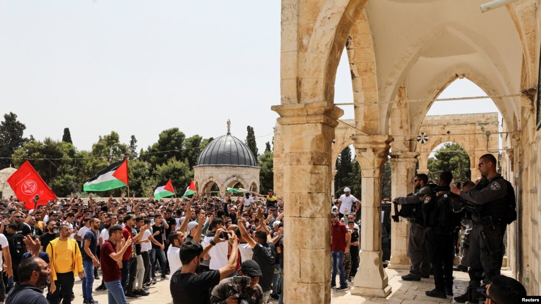 Pasukan keamanan Israel dalam posisi siaga saat warga Palestina berunjuk rasa di kompleks Masjid Al-Aqsa di Kota Tua Yerusalem, 21 Mei 2021. (REUTERS / Ammar Awad)