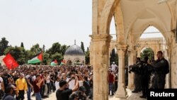 Pasukan keamanan Israel dalam posisi siaga saat warga Palestina berunjuk rasa di kompleks Masjid Al-Aqsa di Kota Tua Yerusalem, 21 Mei 2021. (REUTERS / Ammar Awad)