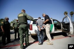 지난 9월 멕시코 국경지역에서 샌디에고시로 밀입국하려던 남성이 국경수비대에 체포되고 있다.